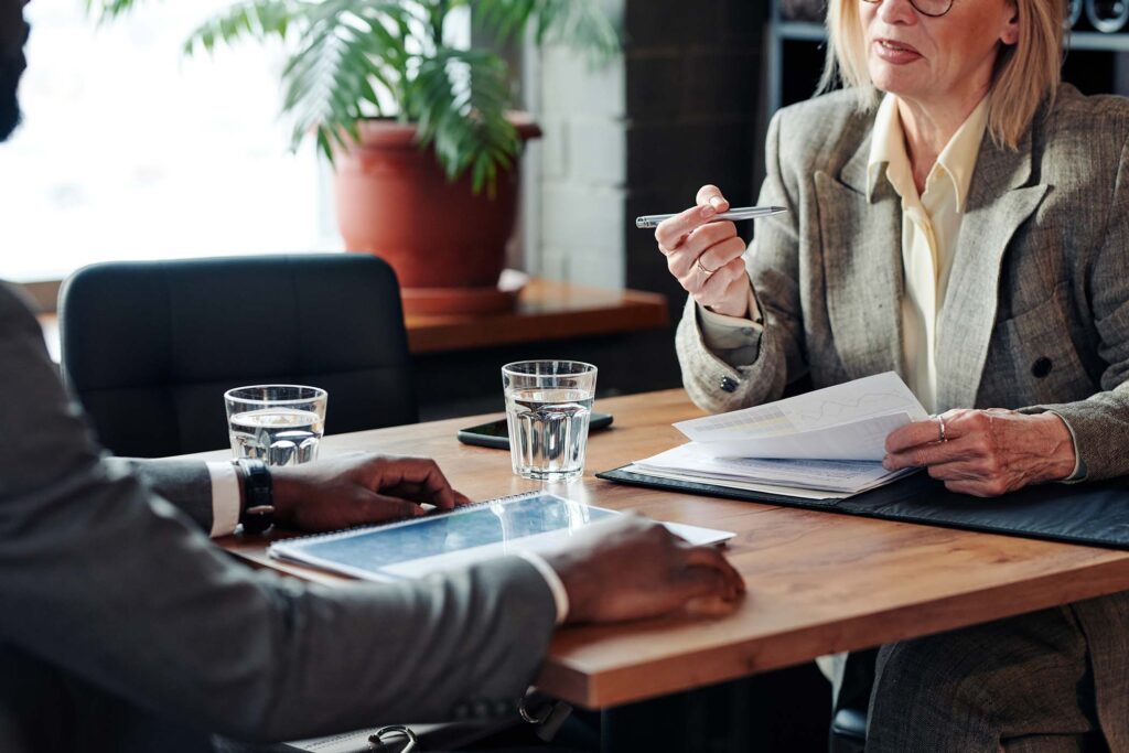 business-people-sitting-at-meeting-in-cafe-A2TXDV8.jpg